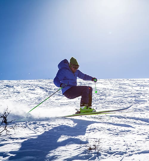 Nevados de Chillán: guia completo para planejar sua viagem à neve no Chile Esquiadores andando nas montanhas