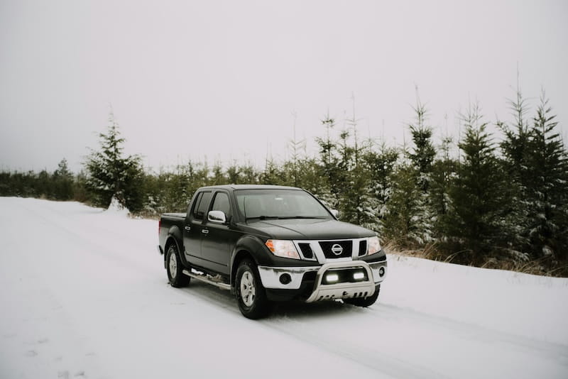 Como economizar na viagem à neve no Chile Carro na estrada com neve