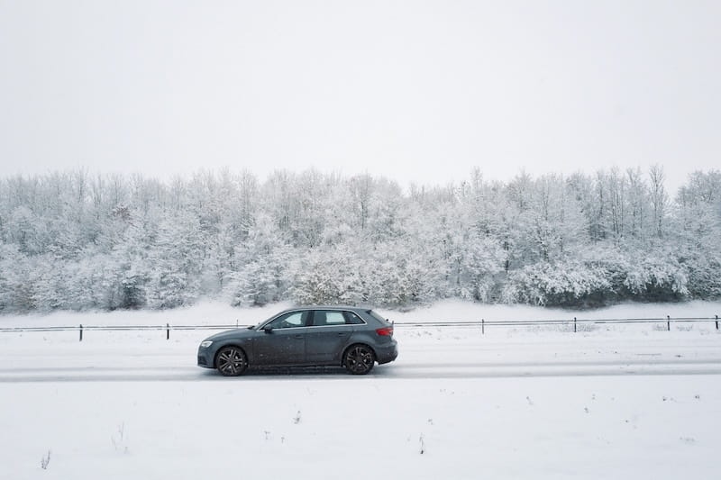 Carro digirindo pelas montanhas