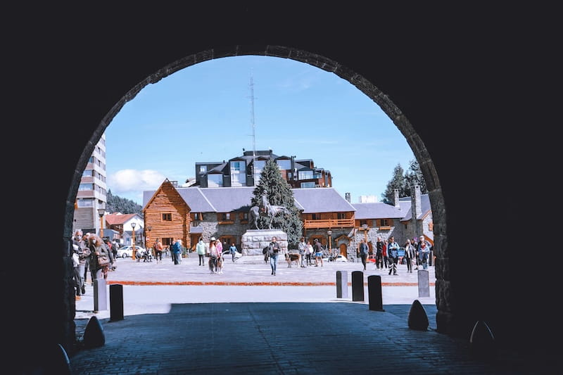 Centro de Bariloche com neve nas ruas