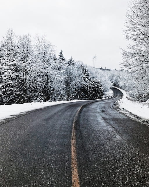 Onde ficar em Las Trancas (base de Nevados de Chillán): melhores áreas e perfis Estrada na montanha com neve e floresta