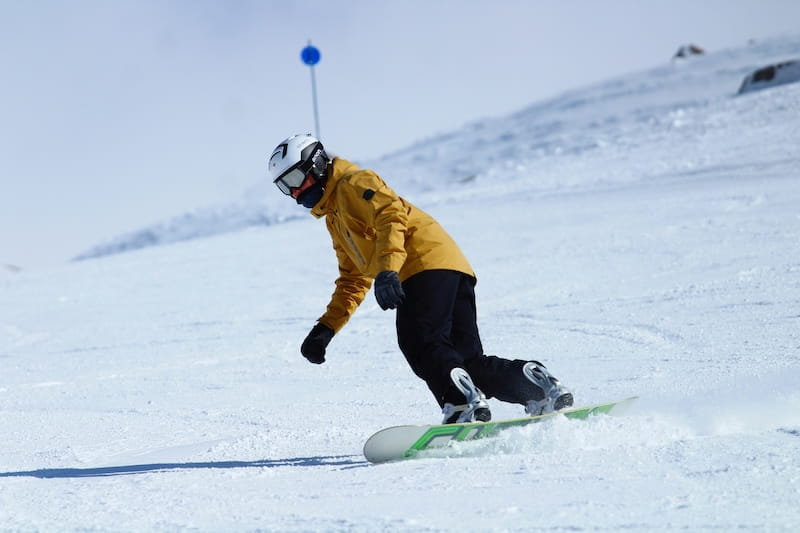 Corralco no inverno: por que esse centro de ski merece entrar no seu roteiro Homem esquiando