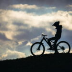 homem-topo-trilha-bike