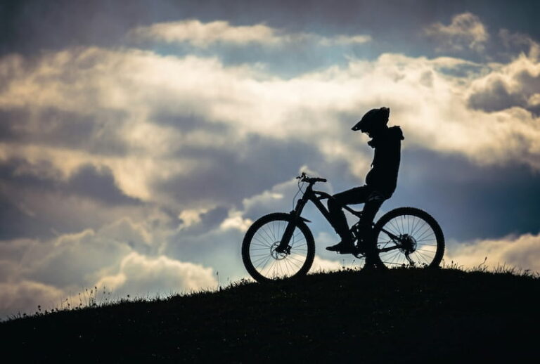 homem-topo-trilha-bike
