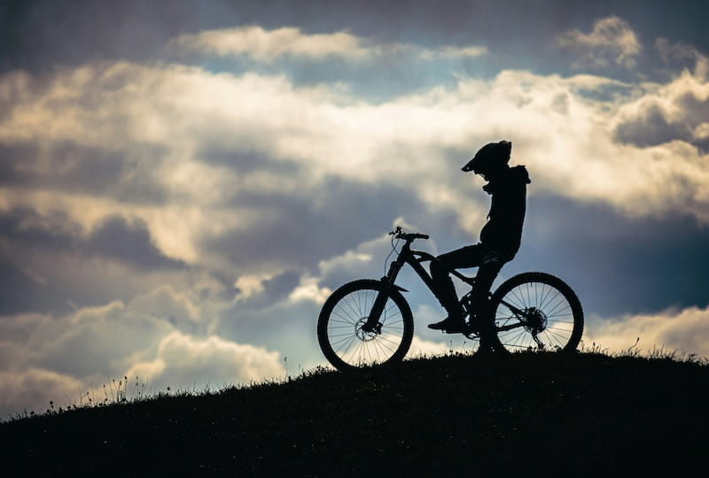 homem-topo-trilha-bike