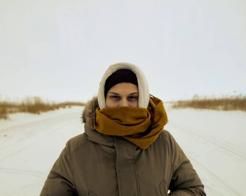 Homem usando roupas para frio