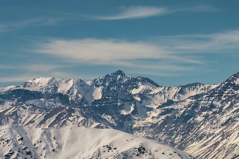 Ski-in/Ski-out nas Américas: 12 opções imperdíveis (Chile, Argentina, EUA, Canadá) Por do sol em montanha de neve