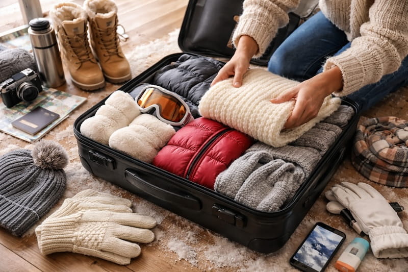 Mulher preparando mala para viajar