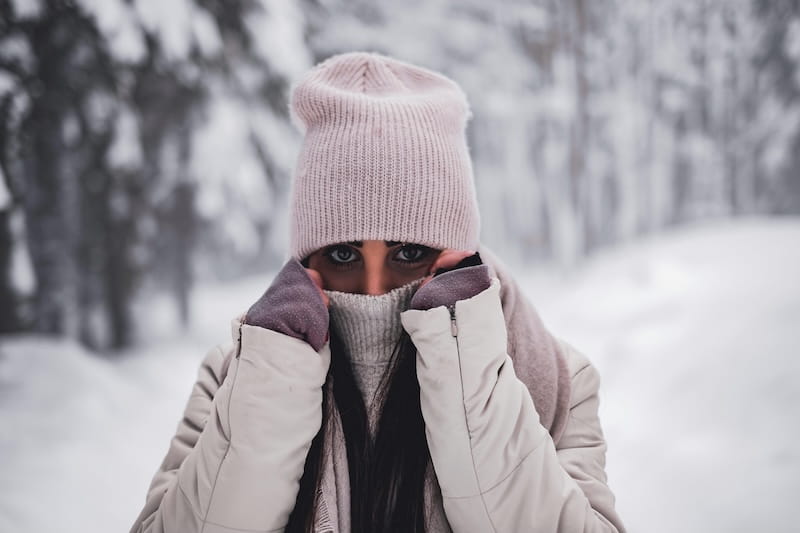 Roupas e camadas: como se vestir para -5°C na neve Mulher usando roupa frio para inverno