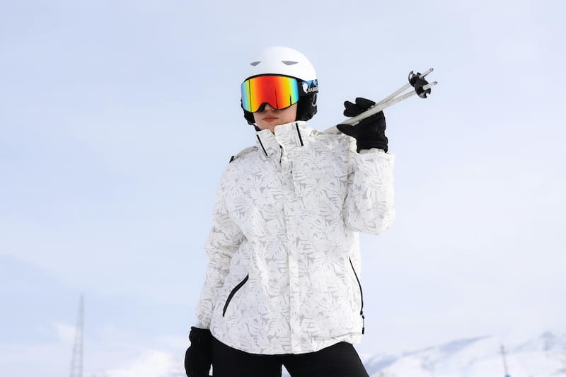 Condição da neve (boletim): como interpretar acumulado, clima e pistas abertas Mulher usando roupas de Ski