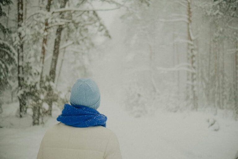 paisagem-homem-usando-roupa-frio
