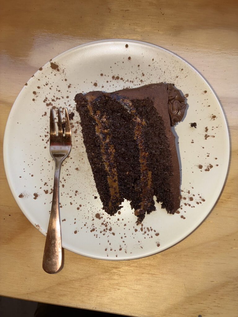 Roteiro Gastronômico: Conheça o Fauna e o Dulce Montaña no Strip Center Alto Las Trancas CAFE DA MANHA DULCE MONTANA FLORESTA NEGRA 768x1024