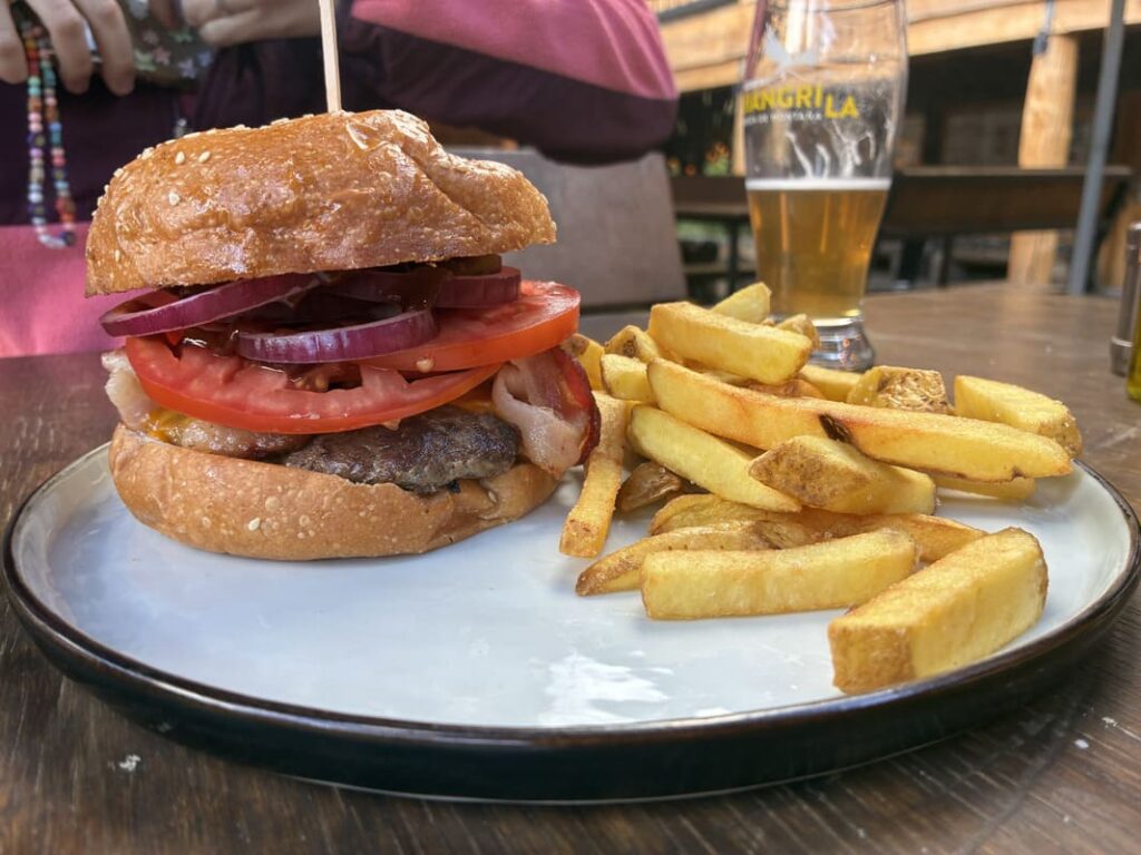 Onde comer e encontrar bons vinhos no Valle Las Trancas: Um roteiro gastronômico pela Plaza Olivas Hamburguer Com Fritas Las Bravas Bar E Cafe Plaza Oliva 1024x768