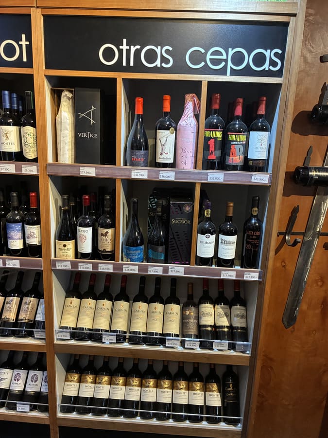 Onde comer e encontrar bons vinhos no Valle Las Trancas: Um roteiro gastronômico pela Plaza Olivas Vinhos La Cava De La Montana