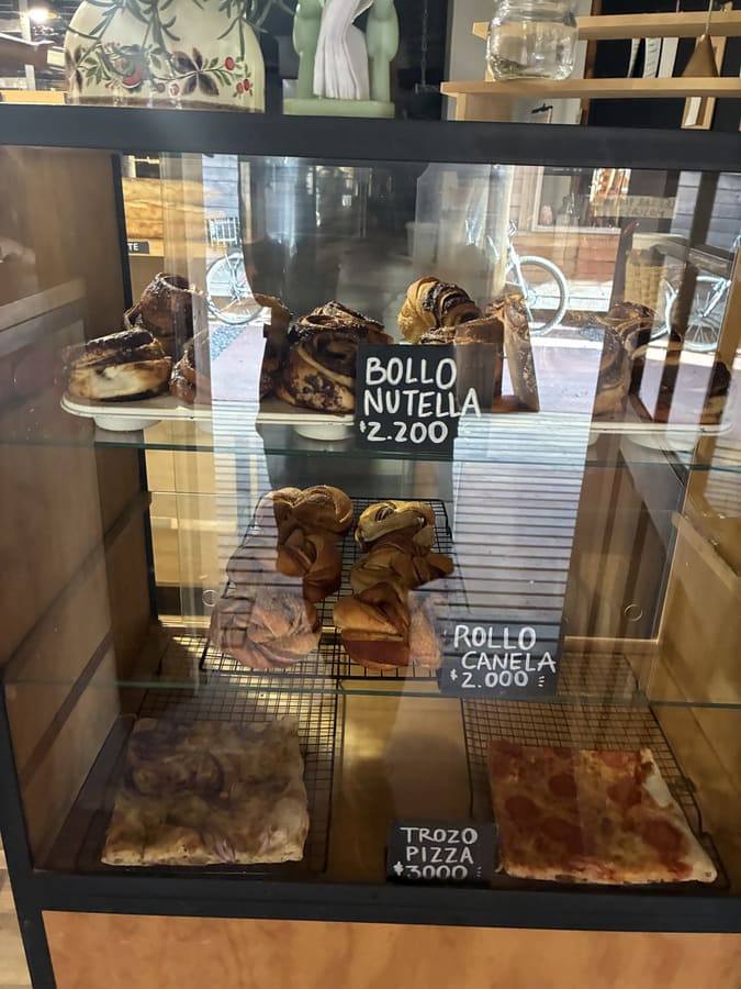Onde comer e encontrar bons vinhos no Valle Las Trancas: Um roteiro gastronômico pela Plaza Olivas Vitrine Padaria Plaza Olivia