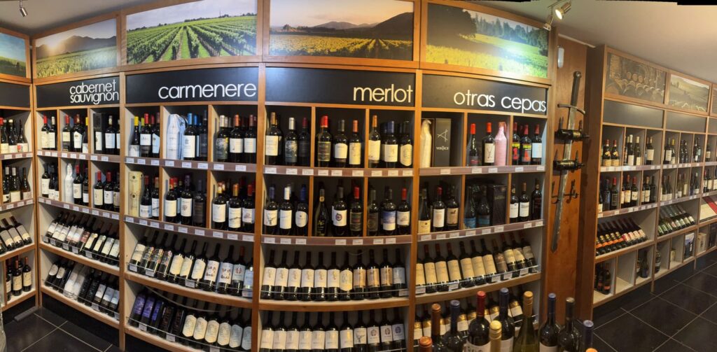 Onde comer e encontrar bons vinhos no Valle Las Trancas: Um roteiro gastronômico pela Plaza Olivas Vitrine Vinhos Cava La Cava De La Montana 2 1024x503