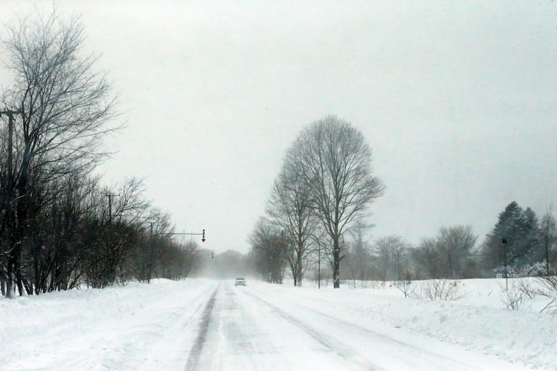 Vale a pena alugar carro para ir à neve no Chile? Estrada de cheia de neev