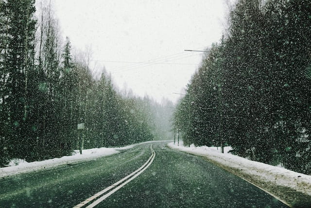 Vale a pena alugar carro para ir à neve no Chile? Estrada neve com visão debilitada