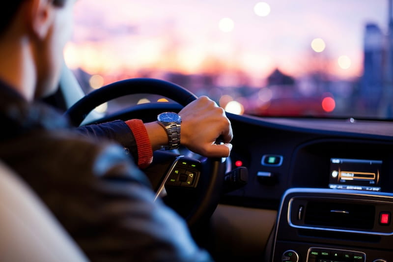 homem-dirigindo-carro-de-noite