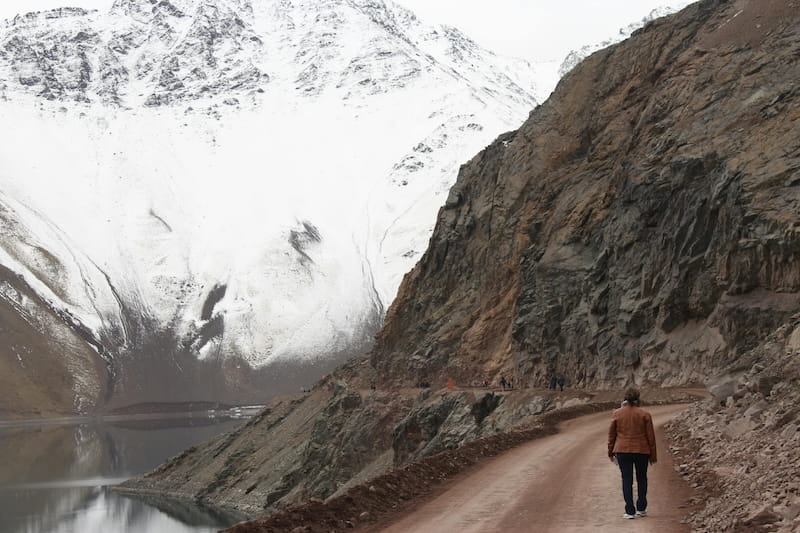 mulher-caminhando-entre-montanhas-chile