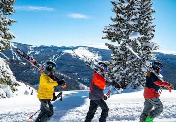 amigos-carregando-ski