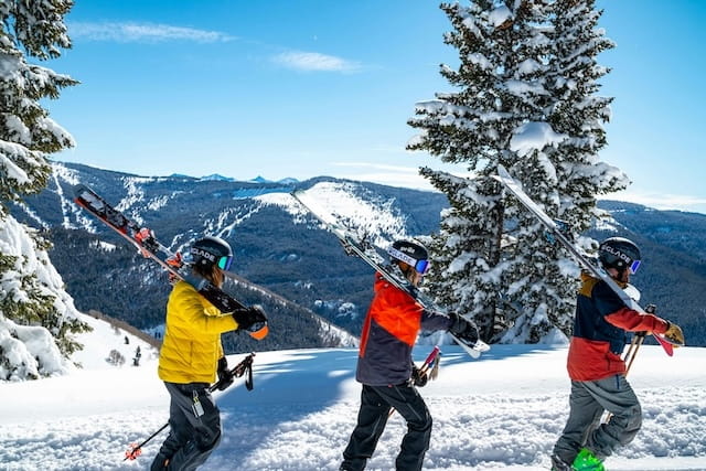 Amigos carregando SKI