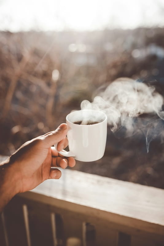 O que comer em viagens de neve no Chile: pratos, restaurantes e dicas práticas Café quente na varada