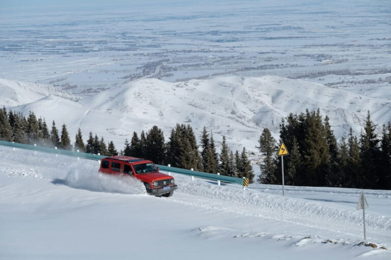 carro-dirigindo-na-neve