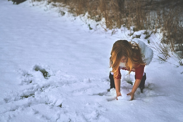 Criança brincando na neve