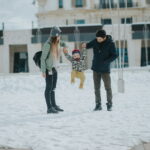 familia-brincando-na-neve