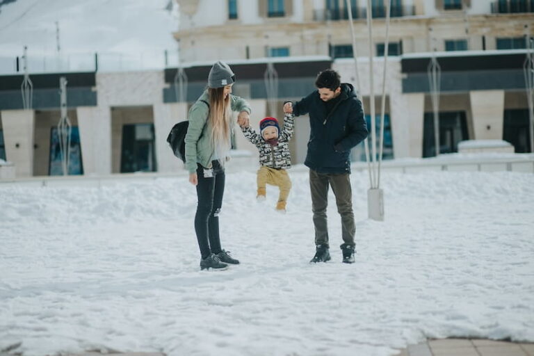 familia-brincando-na-neve