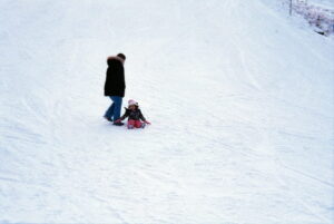 Centros de Esqui familia-brincando-neve