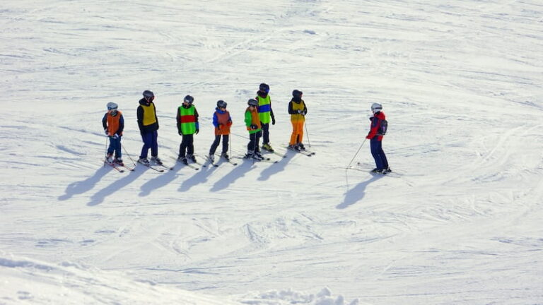 homem-ensinando-grupo-ski