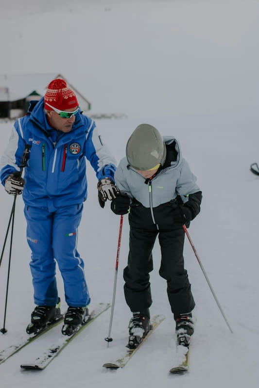Homem ensinando SKI