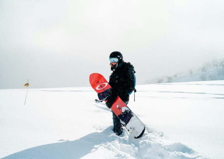 pessoa-carregando-snowboard