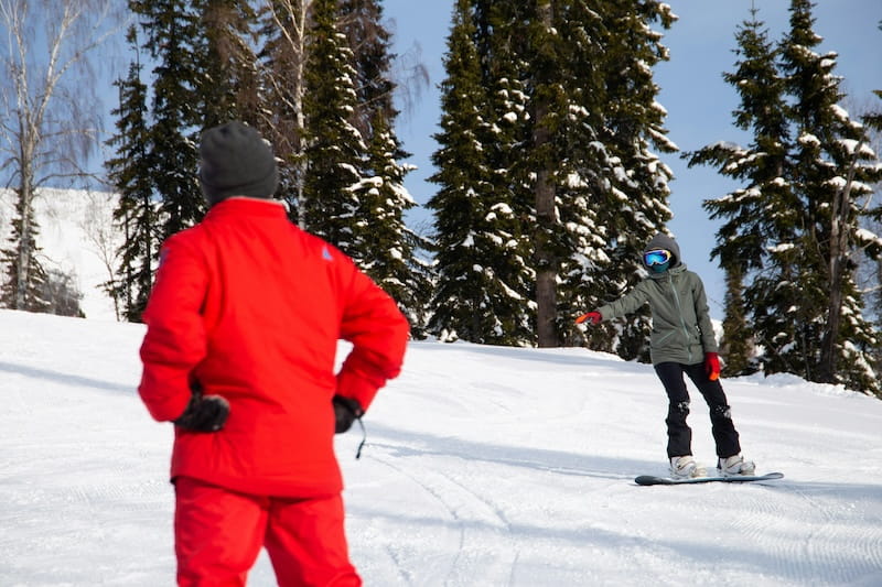 Pessoa ensinando snowboard